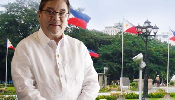 Photo of Ramon Jimenez in front of Rizal Park Monument